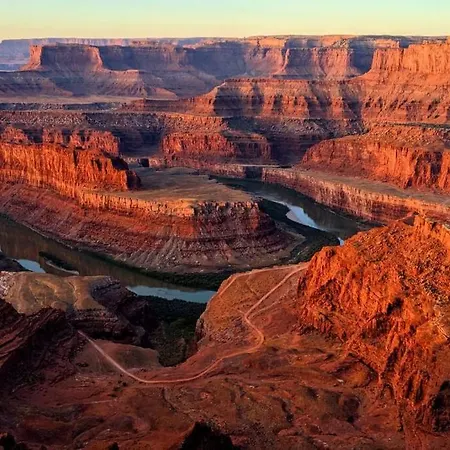 2L Top Floor Moab Redcliff Condo, Pool & Hot Tub